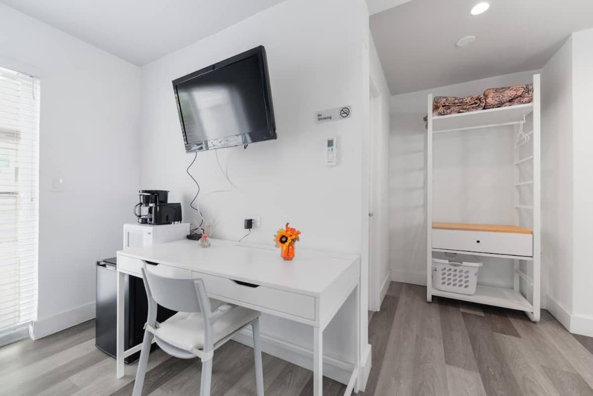 Cozy 1 Bedroom With Pool Steps From The Beach #47 Голливуд Экстерьер фото